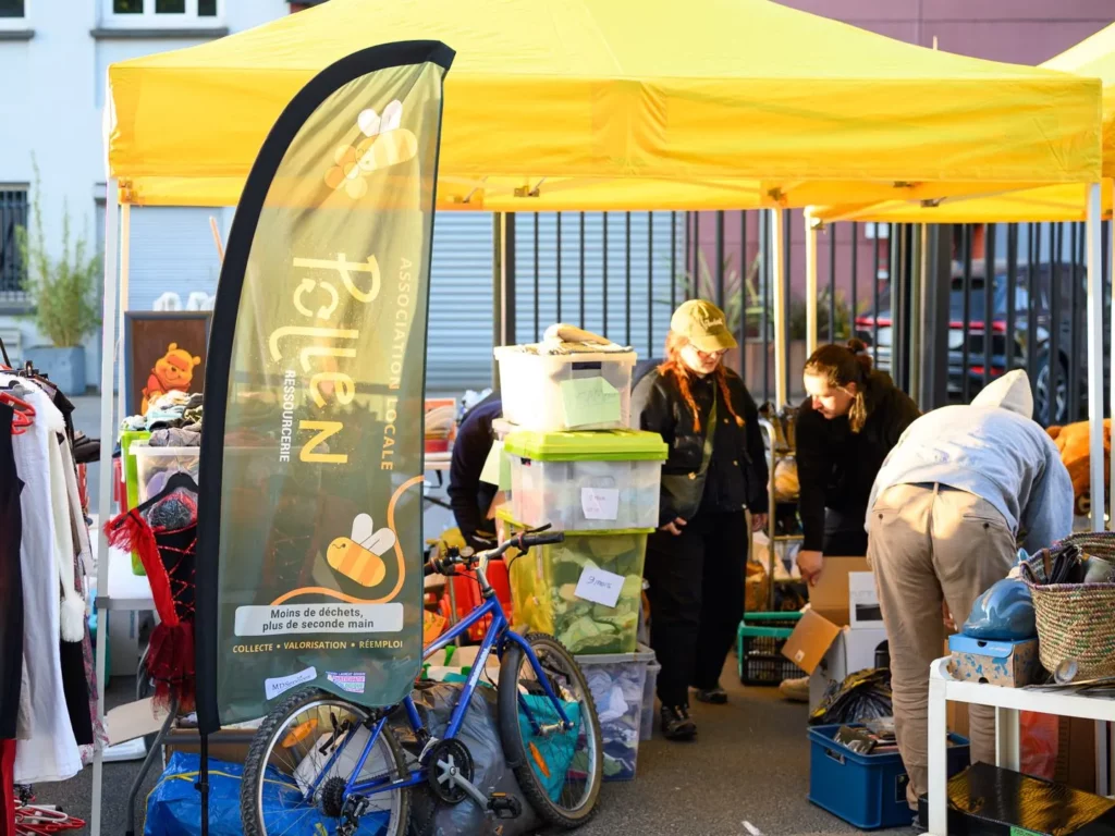 4e vente éphémère Le stand avec drapeau pollen ressourcerie
